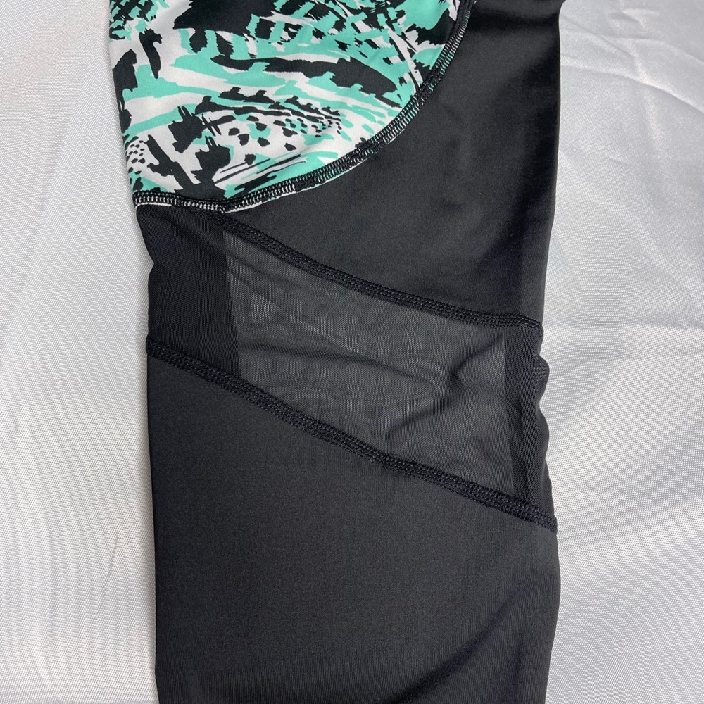 LuLaRoe Fearless Crop Fitness Leggings - Picture 4 of 7